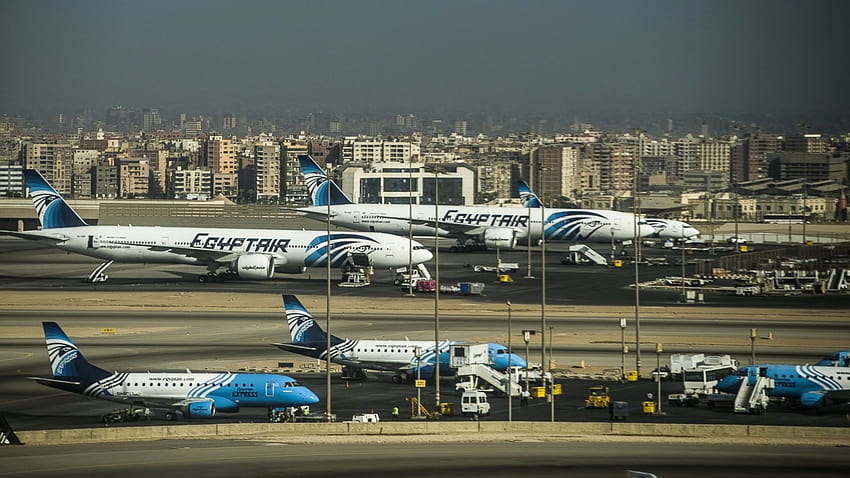 Geheimnis umgibt die letzten Momente des Verschwindens von EgyptAir, befürchtet, von Terroristen abgeschossen zu werden, am internationalen Flughafen von Kairo HD-Hintergrundbild