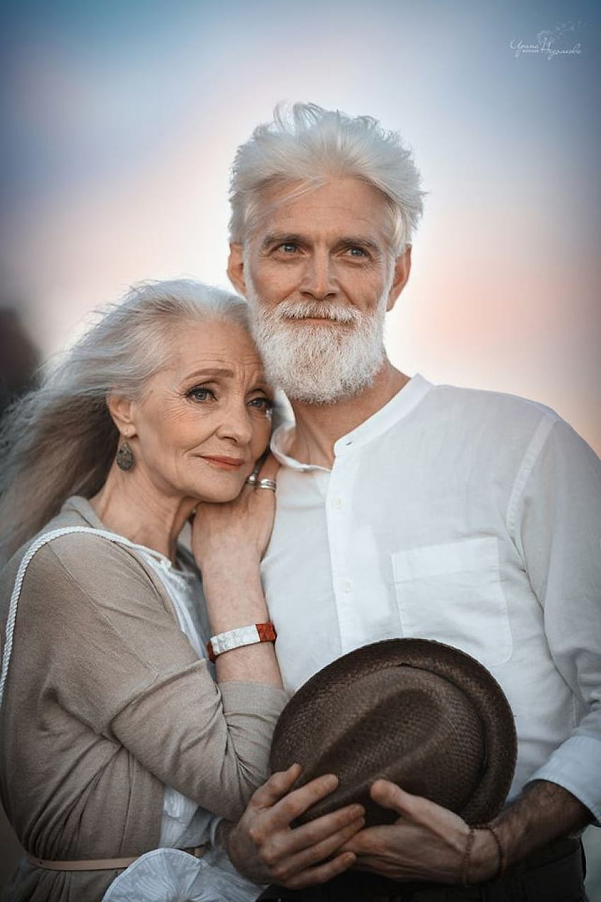 Russischer Grafiker grafiert schönes älteres Paar, um zu zeigen, dass Liebe die Zeit überdauert, altes Paar HD-Handy-Hintergrundbild