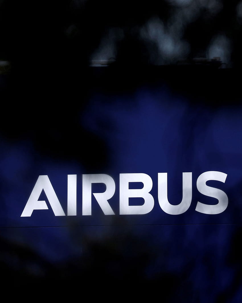 Airbus chiuderà lo stabilimento spagnolo ma rivede la svendita di parti, logo Airbus Sfondo del telefono HD
