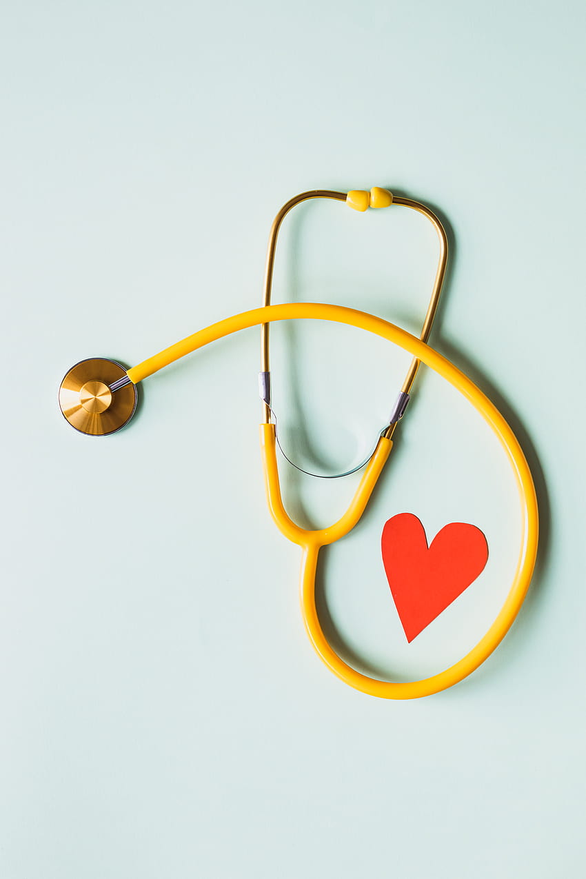 Stetoscopio medico con cuore di carta rosso su superficie bianca · Magazzino, cuore medico Sfondo del telefono HD