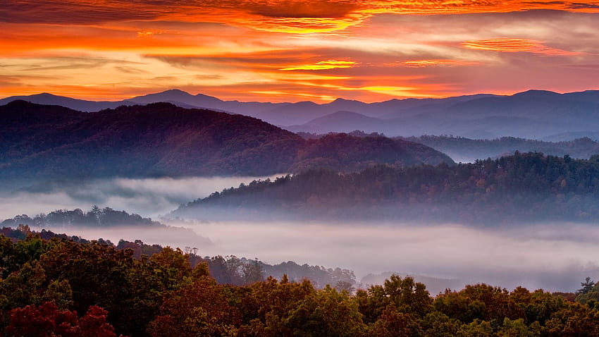 Matahari terbit di atas Pegunungan Berasap di musim gugur dari Kaki Bukit, matahari terbit di pegunungan berasap Wallpaper HD