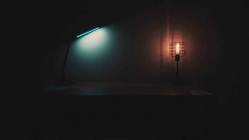 Berbagai lampu diletakkan di atas meja di ruangan gelap · Stok Wallpaper HD