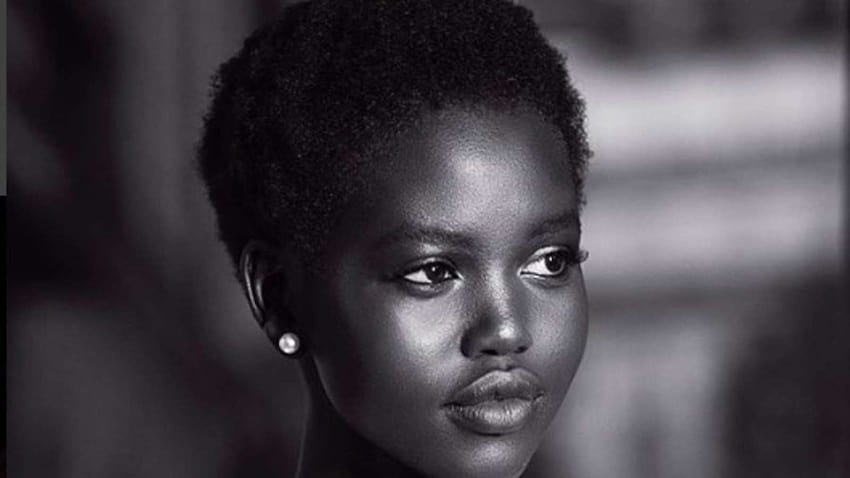 La modella sud sudanese Adut Akech viene rivelata come il numero di dicembre di Vogue Sfondo HD