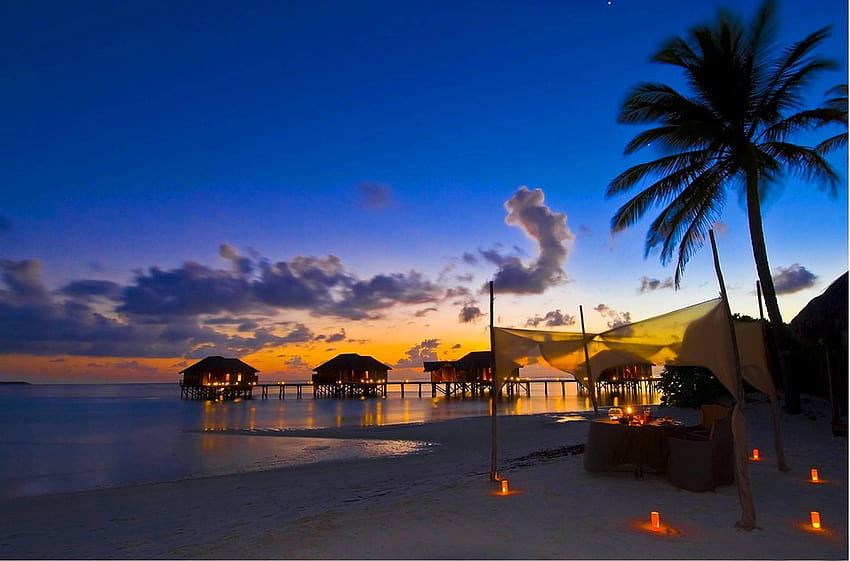 Tropical Beach Sunset Dining: Breit, Malediven-Sonnenuntergang HD-Hintergrundbild