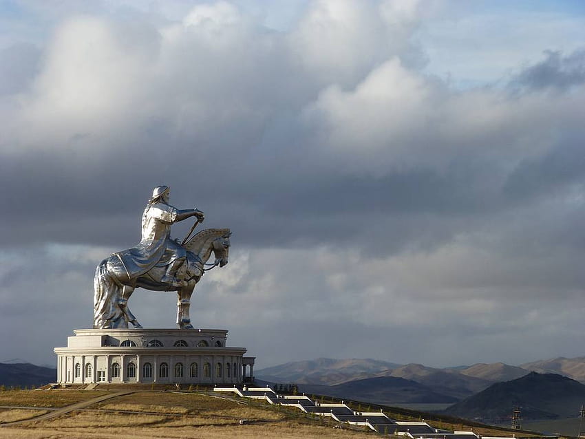 Gengis Khan cavalca di nuovo: l'enorme statua dell'imperatore domina il mongolo Sfondo HD
