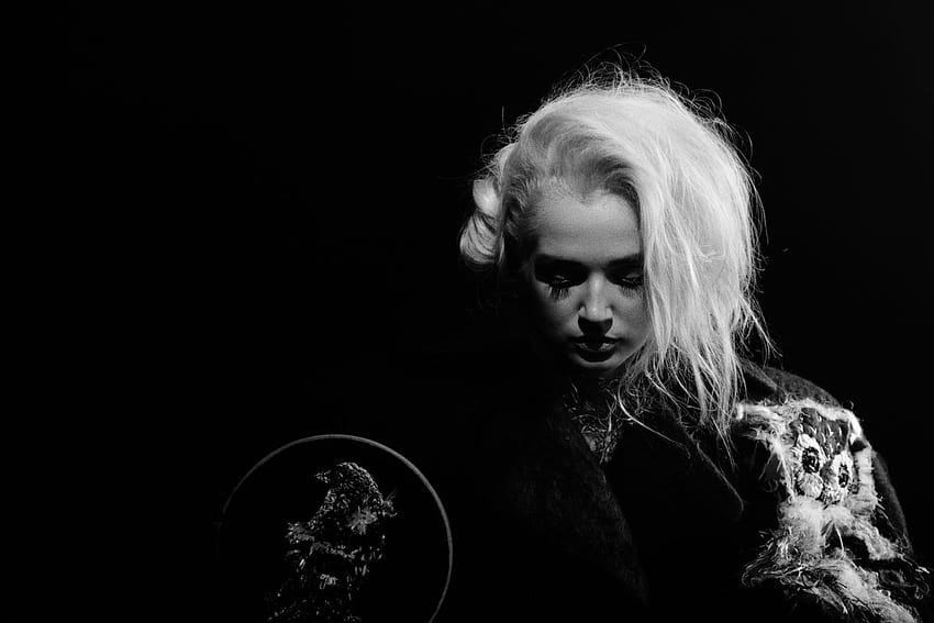 Poppy обявява нов албум с порочен водещ сингъл I Disagree в монохромна певица HD тапет