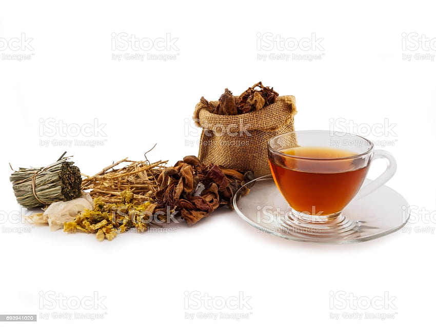 Чаша за билков чай ​​и сушени билкови лекарства на бял фон HD тапет