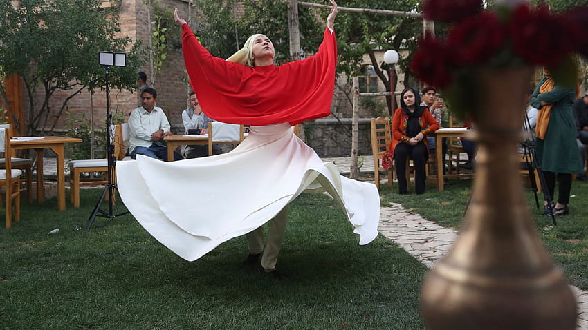 Giovani donne afghane e uomini eseguono insieme la danza sufi vorticosa, la danza Sfondo HD