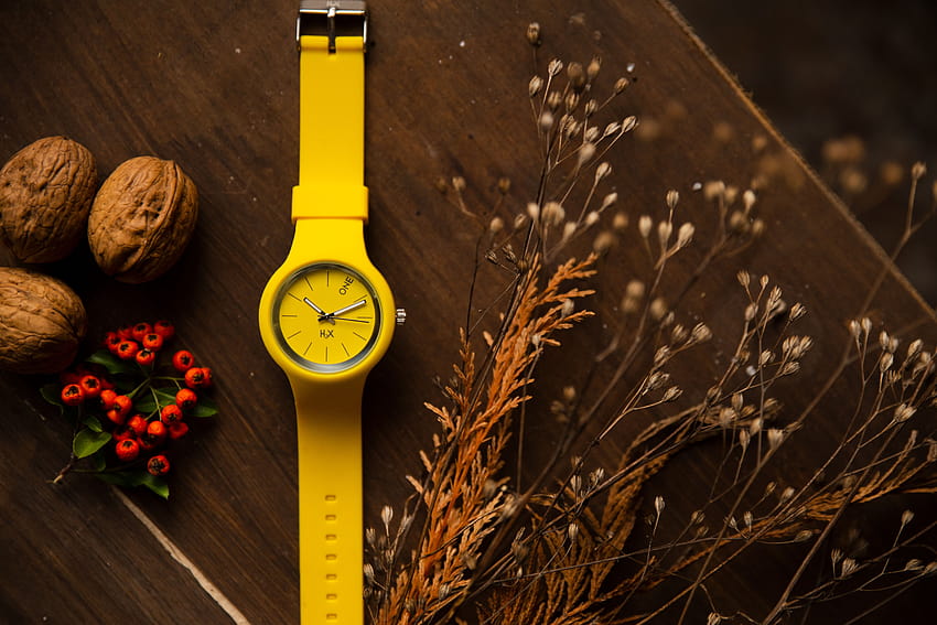 Reloj amarillo sobre mesa · Stock, relojes fondo de pantalla