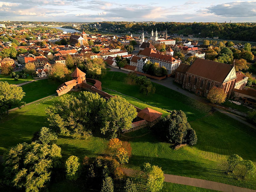 El castillo de Kaunas viaja al casco antiguo de Lituania fondo de pantalla