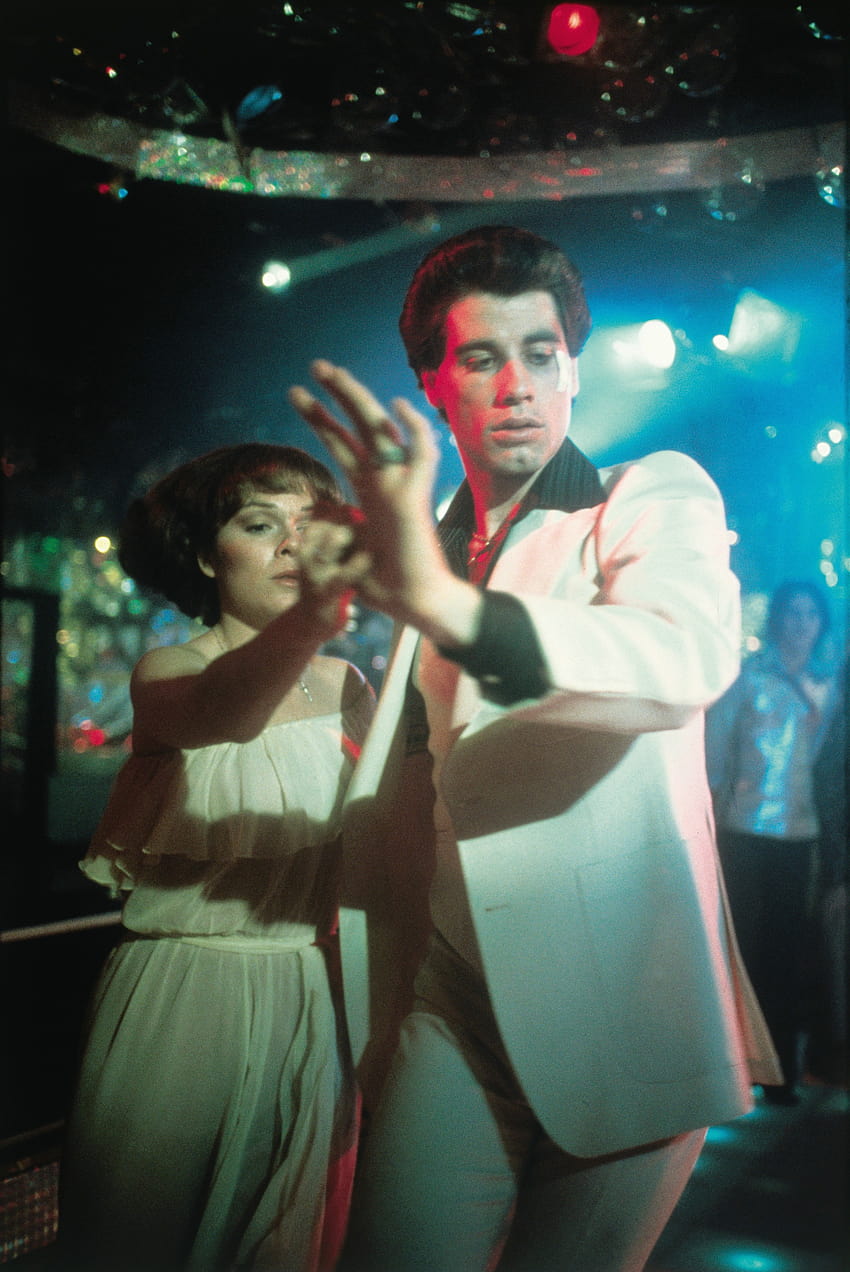 Febre de sábado à noite: o terno branco de discoteca de Travolta »Estilo BAMF Papel de parede de celular HD