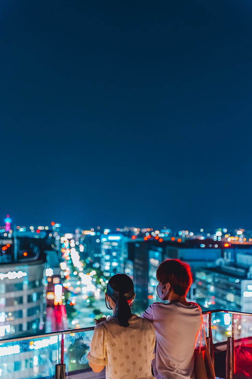Beyaz gömlekli kadın gece boyunca şehrin üzerinde duruyor – Fukuoka, Japon çift HD telefon duvar kağıdı
