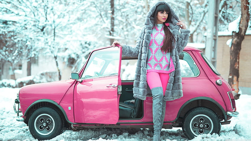 Красиво момиче, зима, розова ретро малка кола Ultra, ретро момиче с кола HD тапет