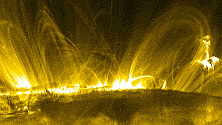 따뜻한 코로나 루프는 뜨거운 태양 대기의 열쇠를 쥐고 있을 수 있습니다. HD 월페이퍼