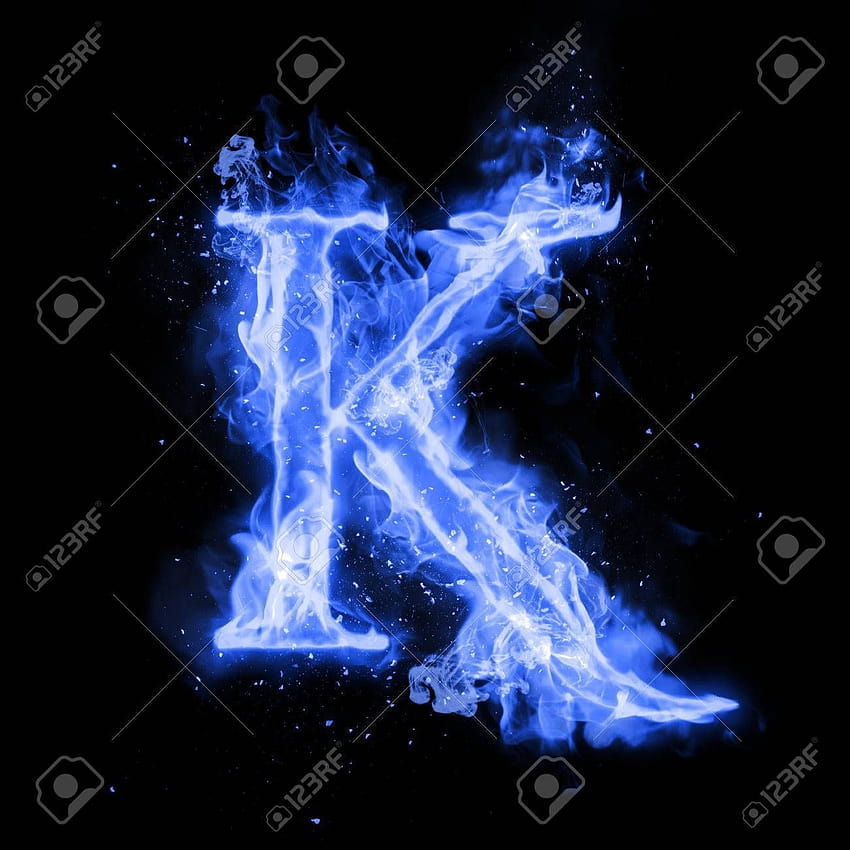 Mavi alev yanan ateş K harfi. Cızırtılı dumanla yanan yanık yazı tipi veya şenlik ateşi alfabe metni…, v mavi ateş mektubu HD telefon duvar kağıdı