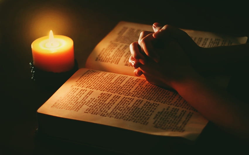 : светлини, червено, свещи, молитва, Светата Библия, молещ се, светлина, цвят, свещ, осветление, ръка, форма, тъмнина 1920x1200, молитвени ръце HD тапет