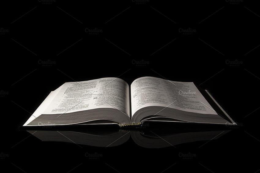 Alkitab diisolasi dengan latar belakang hitam, dengan latar belakang hitam Wallpaper HD