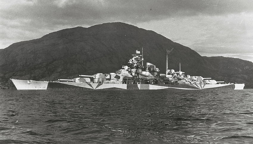 Deutsches Schlachtschiff Tirpitz vor Anker in den norwegischen Fjorden.[4054 × 2310] : WorldOfWarships HD-Hintergrundbild