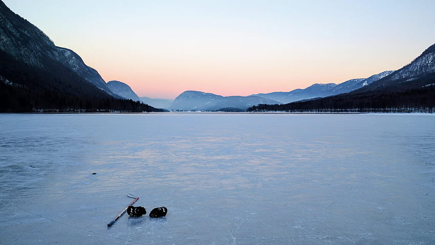 Letztes Jahr war der Bohinjer See in Slowenien zum ersten Mal seit zehn Jahren zugefroren, und der Anblick der Teichhockeypfosten hier weckte gute Erinnerungen. : r/hockeyspieler HD-Hintergrundbild