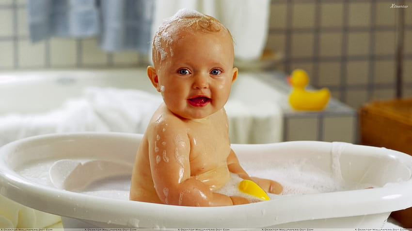 Сладко бебе, което изглежда отпред във вана [1920x1080] за вашето време за къпане, мобилно устройство и таблет HD тапет
