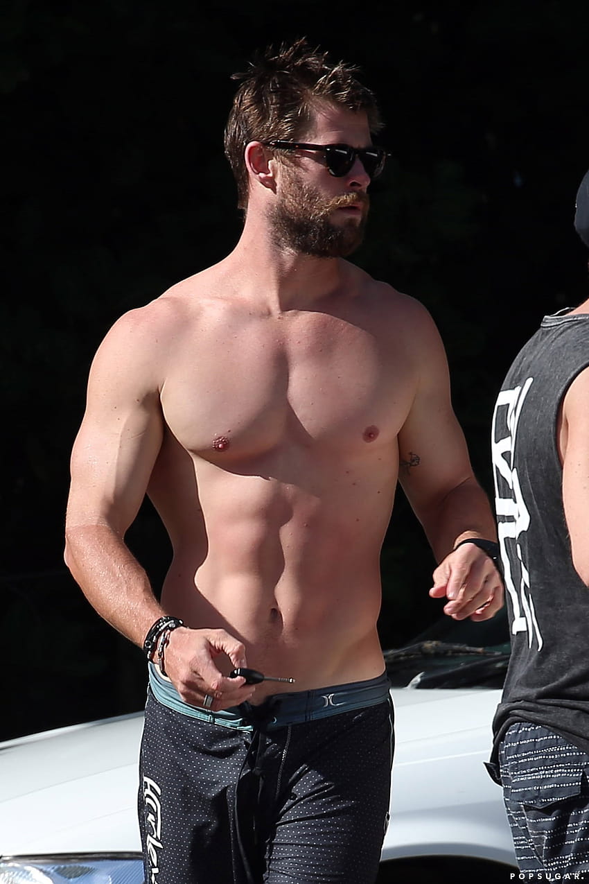 Chris Hemsworth bertelanjang dada wallpaper ponsel HD