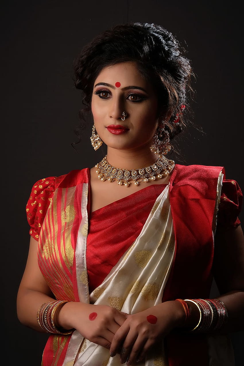 Belle fille en sari rouge, fille sari Fond d'écran de téléphone HD