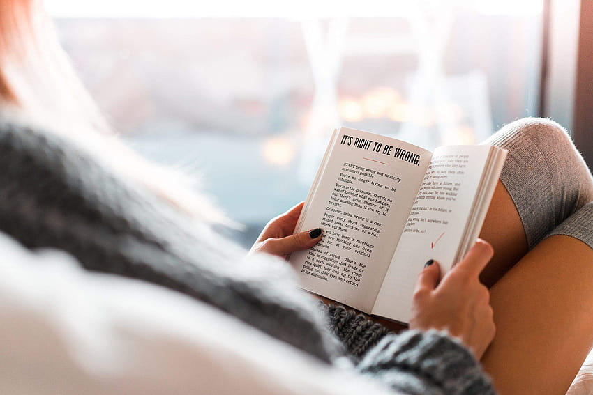 Wanita Membaca Buku di Tempat Tidur, wanita membaca buku Wallpaper HD