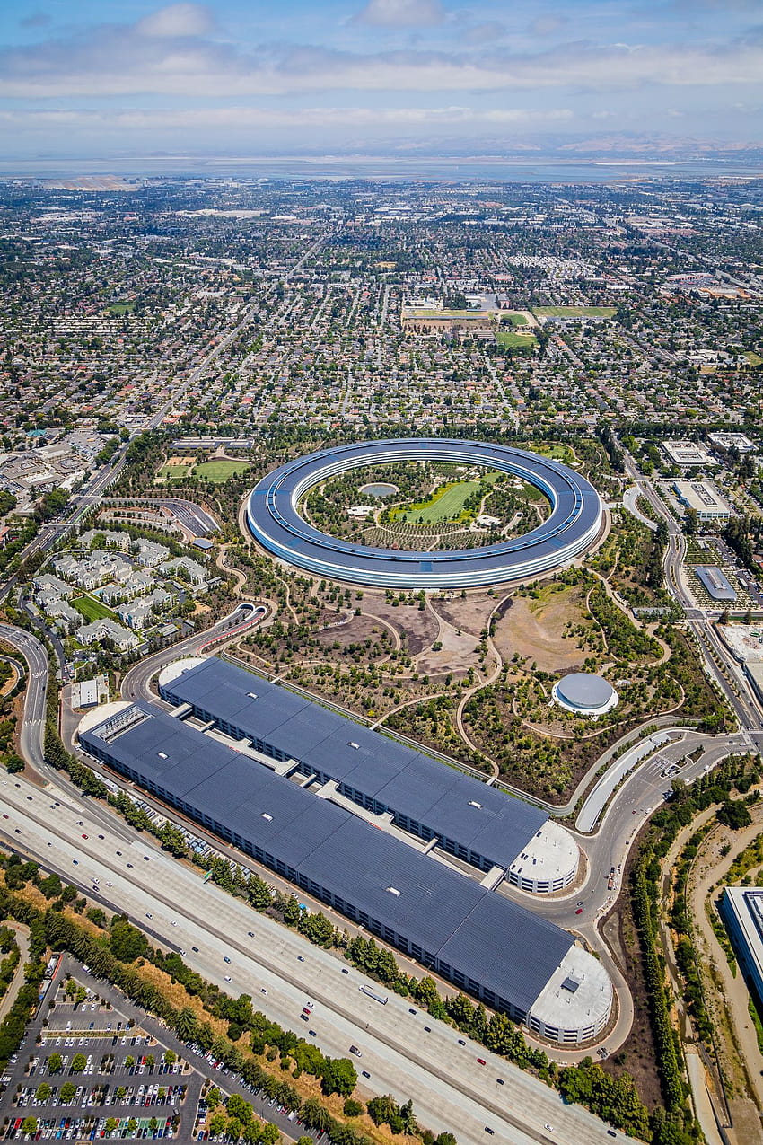 Apple Park Grafika lotnicza, widok dużego jabłka z drona Tapeta na telefon HD