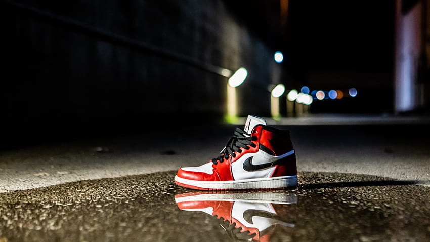 Scarpa Air Jordan 1 rossa e bianca sul pavimento di cemento, abbigliamento, abbigliamento • Per te, scarpe jordan 1 Sfondo HD