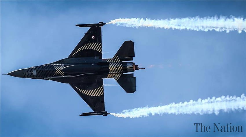 Eine berühmte Kunstflugstaffel der türkischen Luftwaffe ist in Pakistan eingetroffen, um am Nationalfeiertag des Landes ihre einzigartige Show zu präsentieren: HD-Hintergrundbild