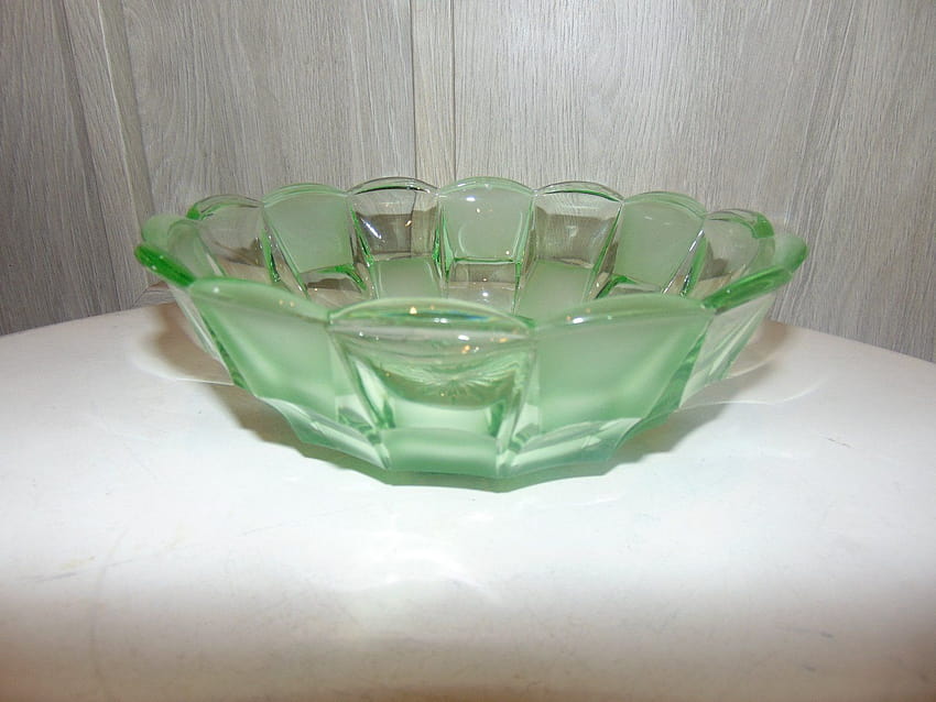 Винтидж арт деко уранова стъклена купа от Niemen Glassworks за продажба в Pamono HD тапет