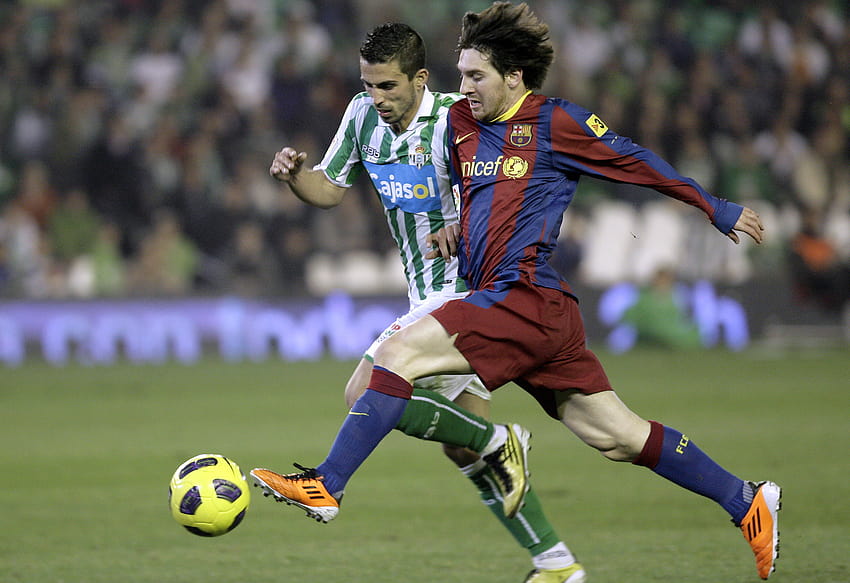 Najlepszy motyw piłkarski Do Barcelona Fc Lionel Messi Pełny [2673x1832] na telefon komórkowy i tablet, drybling Messiego Tapeta HD