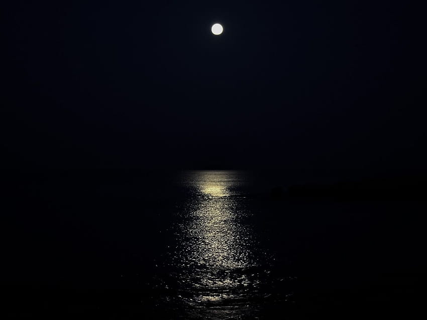 en Pixabay, aguas iluminadas por la luna fondo de pantalla