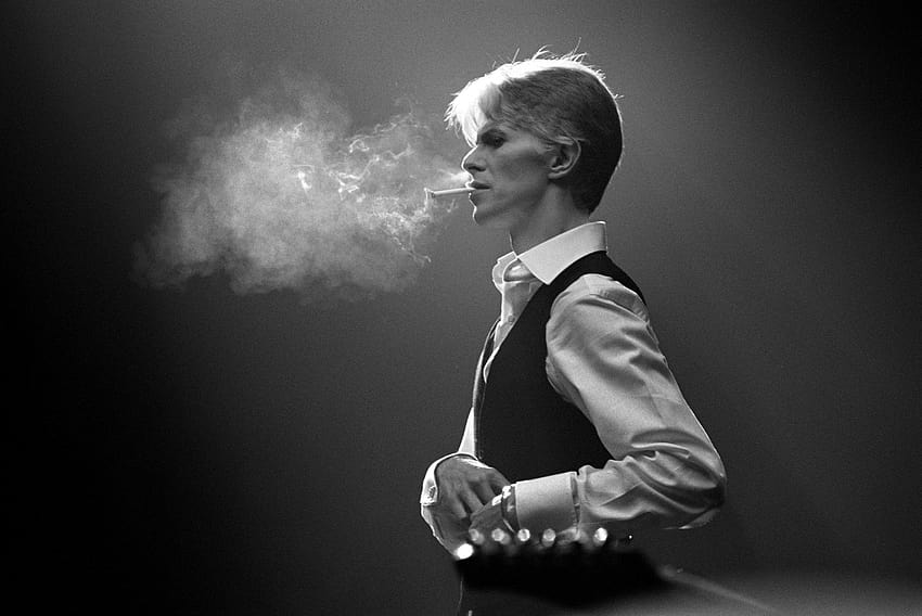 Тънкият бял херцог на Бауи, пушещ цигара Gitanes, 1976 г., слабият бял херцог HD тапет
