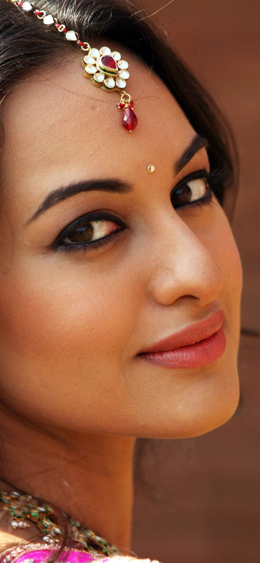 คนดัง / Sonakshi Sinha นักแสดงหญิงชาวอินเดียเผชิญหน้ากันอย่างใกล้ชิด วอลล์เปเปอร์โทรศัพท์ HD
