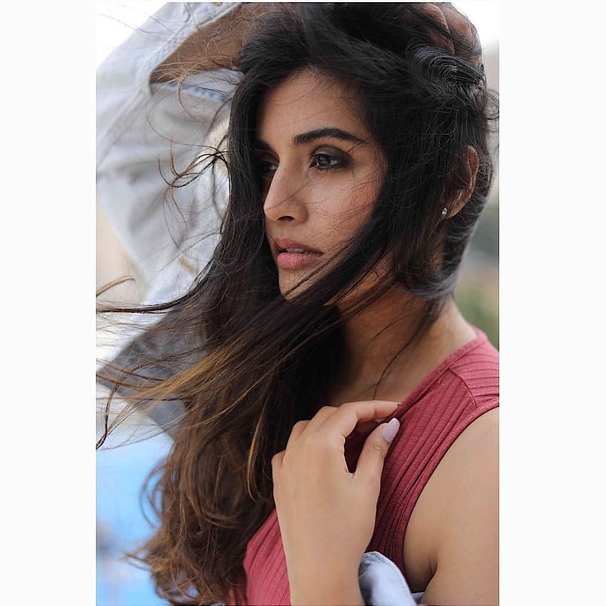 Actress Divyansha Kaushik , Latest HD phone wallpaper