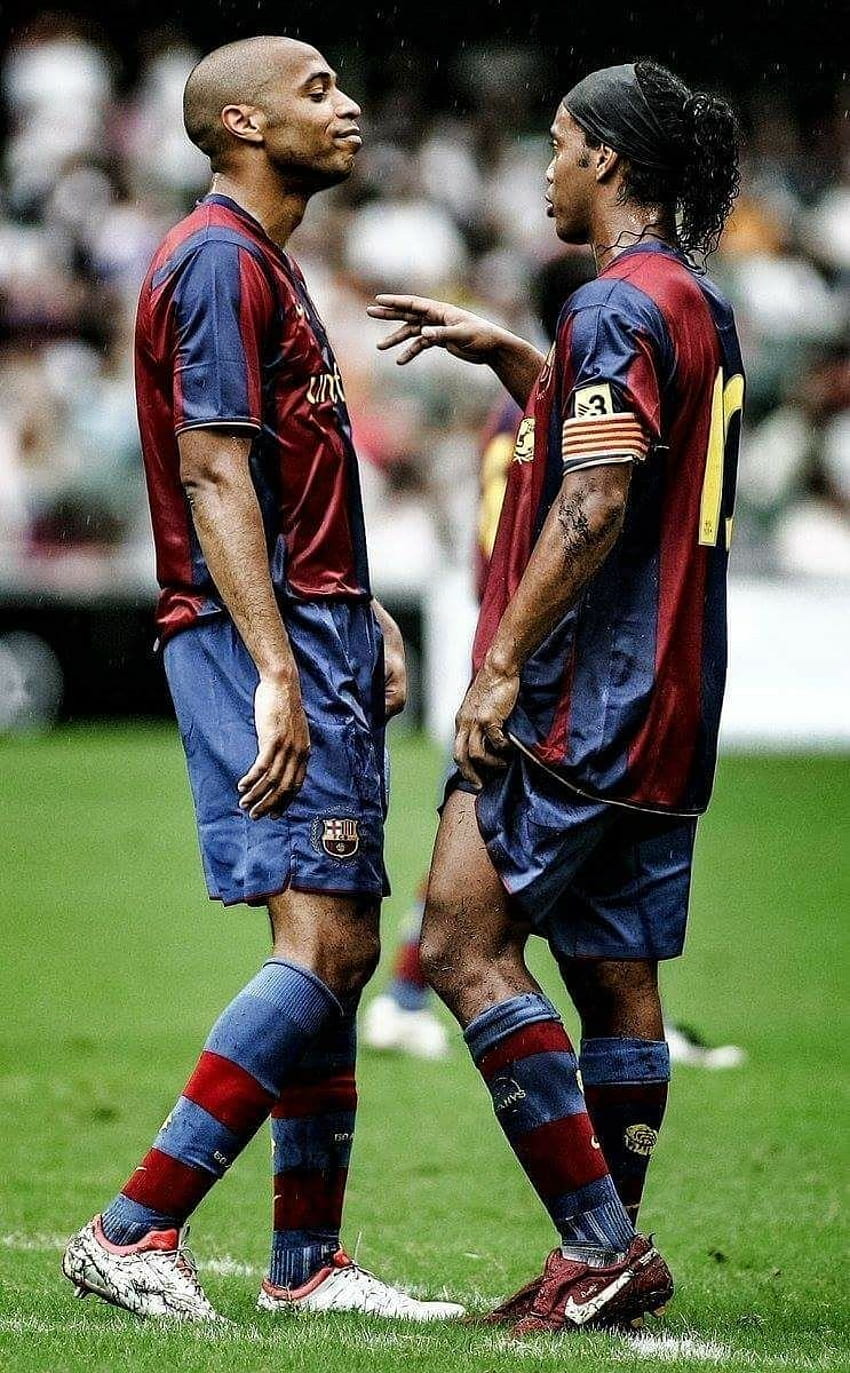 Тиери Анри и Роналдиньо, играещи за Барселона, обсъждат стратегия. HD тапет за телефон