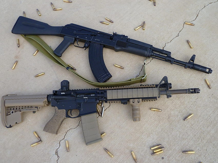 Dois rifles Kalashnikov pretos e um rifle M4A1 papel de parede HD