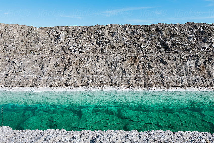 Хвостохранилища на мина за калциев хлорид и канал в пустинята от Риалто HD тапет