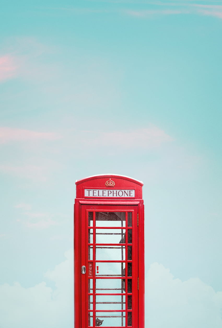Della cabina telefonica rossa sotto il cielo blu · Magazzino Sfondo del telefono HD