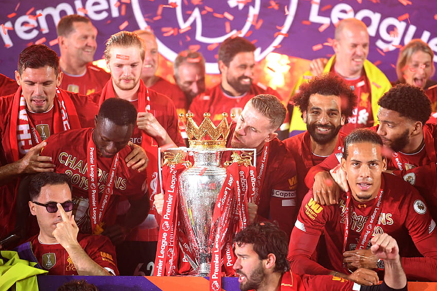 In: Jogadores do Liverpool comemoram com troféu da Premier League, elenco do Liverpool papel de parede HD