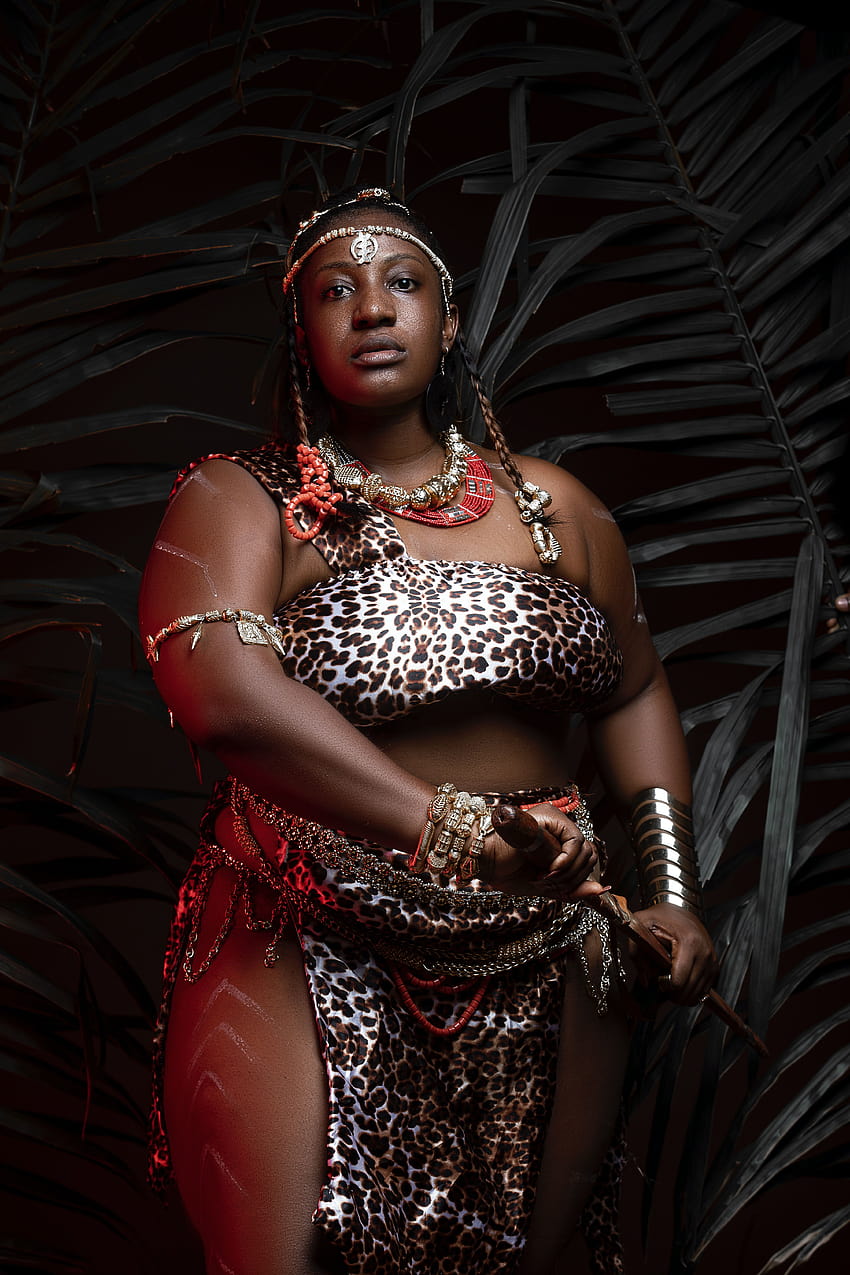 Wanita Afrika gemuk melamun dalam pakaian tradisional dalam kegelapan · Stok, wanita tradisional Afrika wallpaper ponsel HD