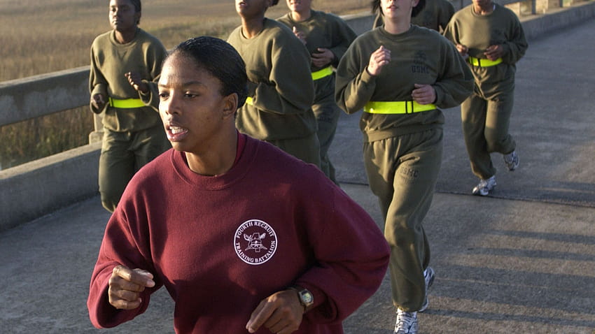 Por primera vez en casi 100 años, el campo de entrenamiento del Cuerpo de Marines de San Diego capacitará a mujeres reclutas fondo de pantalla