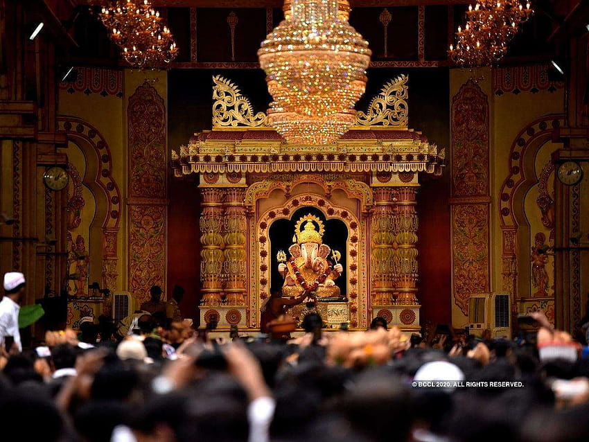 Ganesh Chaturthi 2019: Devotos se aglomeram no templo Dagdusheth Ganpati para oferecer orações papel de parede HD