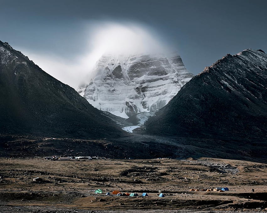 Samuel Zuder stellt Pilger am Berg Kailash in seinem Buch Face to Faith: Mount Kailash, Tibet, kailash mountain dar HD-Hintergrundbild