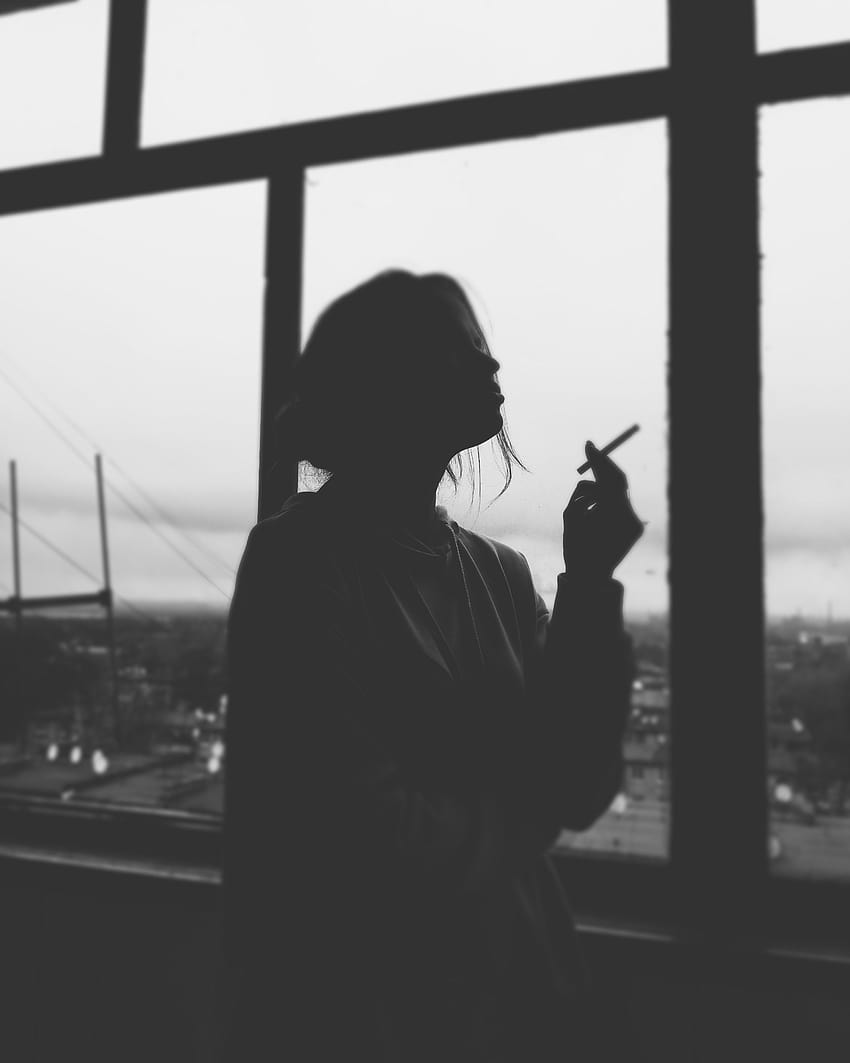 Schatten der Frau, die Zigarette raucht · Stock, Frauenschatten schwarz und weiß HD-Handy-Hintergrundbild