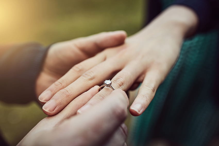 Diamanten sind nicht ewig: Warum billigere Verlobungsringe eine längere Ehe, Freund- und Freundinhochzeit bedeuten können HD-Hintergrundbild