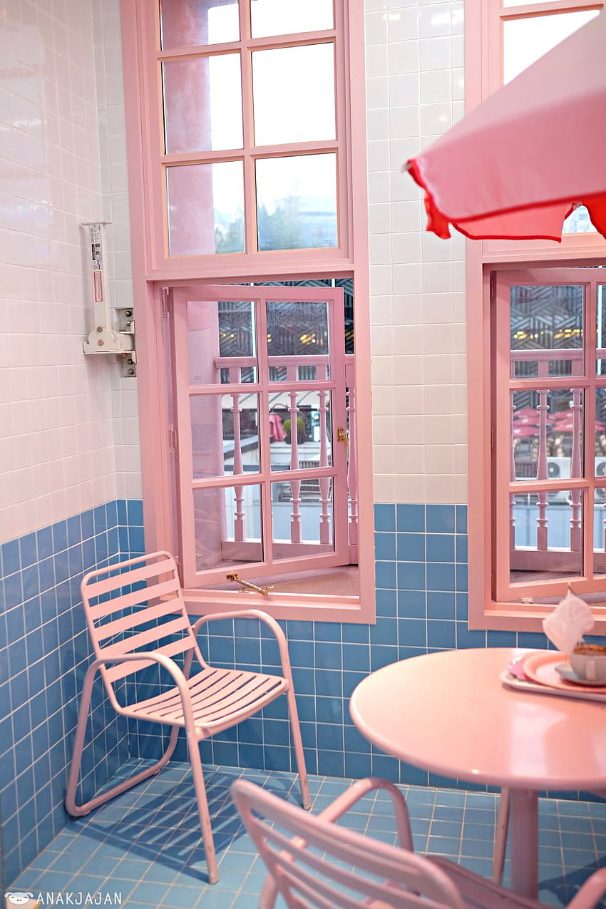 Quán cà phê màu hồng sẽ đem đến cho bạn một không gian tràn đầy sắc màu và tươi mới. Không gian được trang trí bằng những vật dụng màu hồng đáng yêu, cùng những chiếc ly cà phê tràn ngập sắc hồng tạo nên một vẻ đẹp dễ thương và lãng mạn. Hãy đến và cảm nhận sự dịu dàng từ quán cà phê màu hồng.