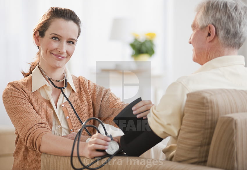 Krankenschwester misst den Blutdruck eines älteren Mannes HD-Hintergrundbild