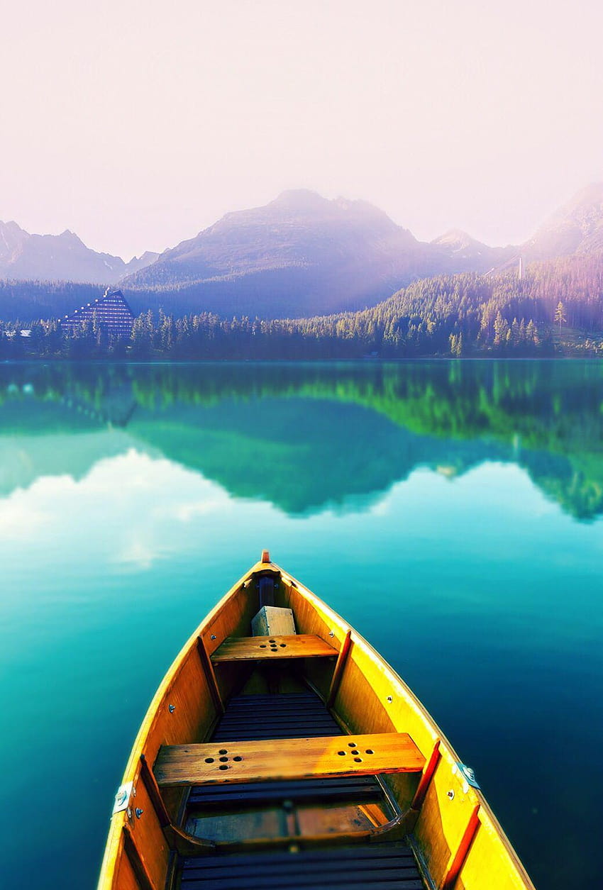 Barca a remi in acqua blu e montagne, acqua del lago di montagne in barca Sfondo del telefono HD